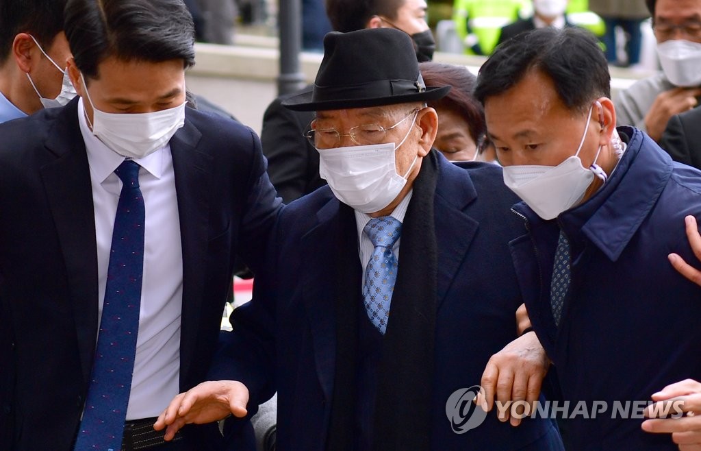 全斗煥元大統領が判決公判に出廷 全斗煥元大統領が判決公判に出廷