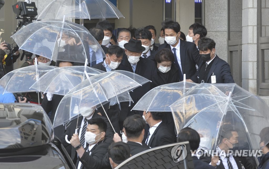 투명우산 보호를 받으며 떠나는 전두환