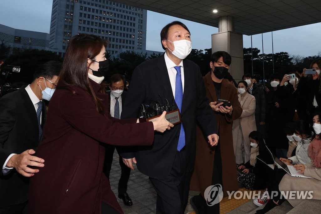윤석열 검찰총장 출근 '직무 배제 효력 임시 중단'