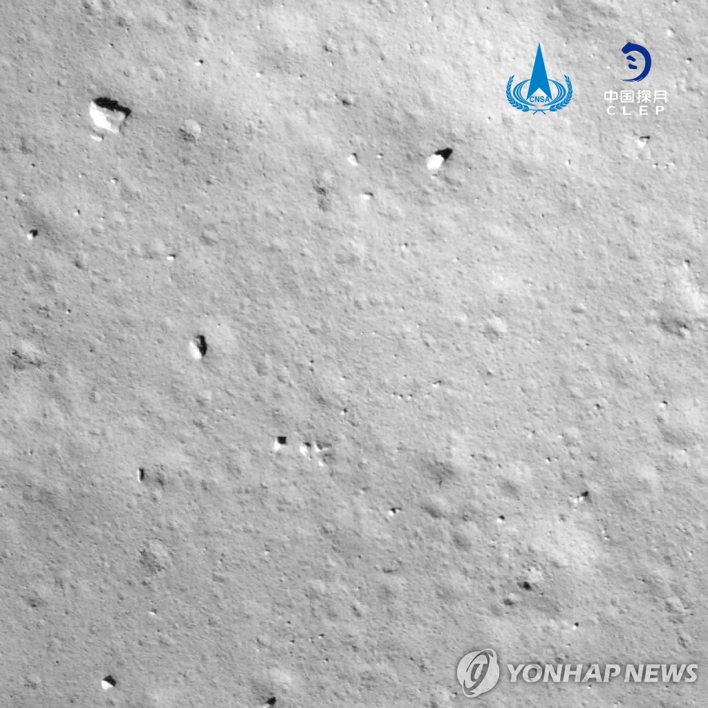 중국 무인 달 탐사선 '창어 5호'가 보내온 달 표면 사진