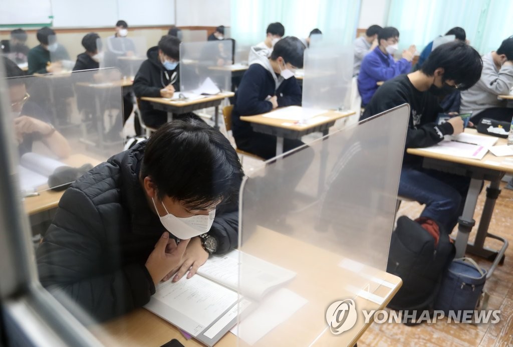 Students are ready to take the college entrance exam at a high school on the country's southern Jeju Island on Dec. 3, 2020. (Pool photo) (Yonhap)