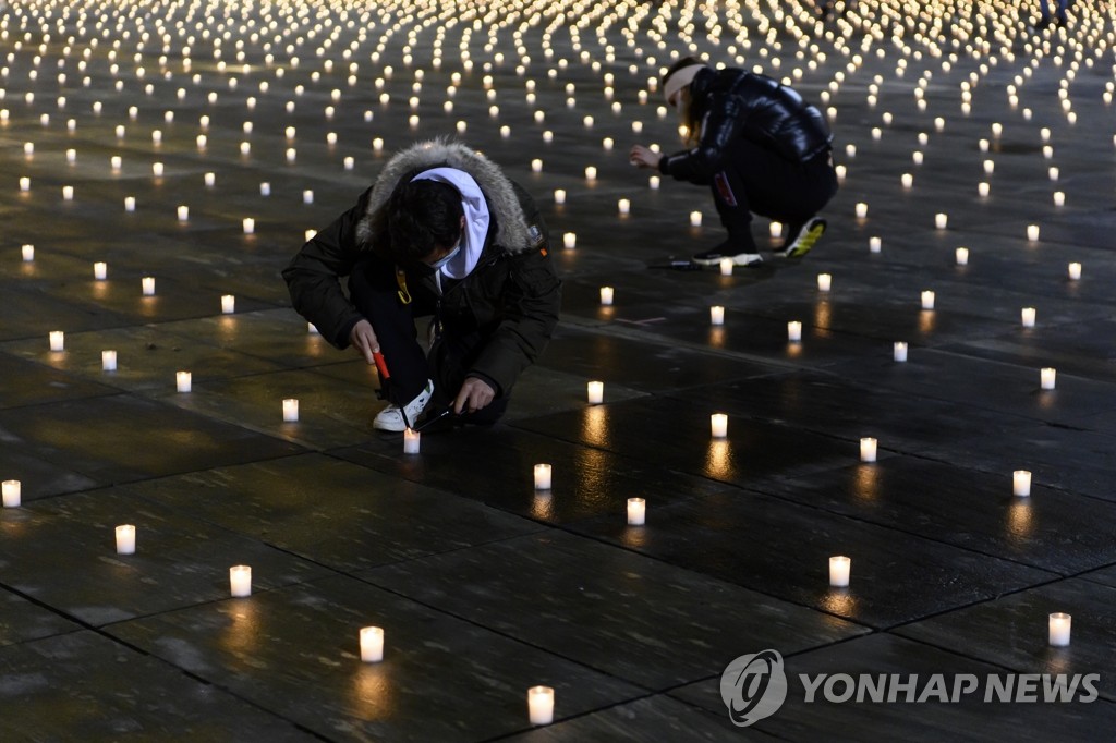 코로나19 사망자들 추모해 5천여 개 촛불 켜는 스위스인들