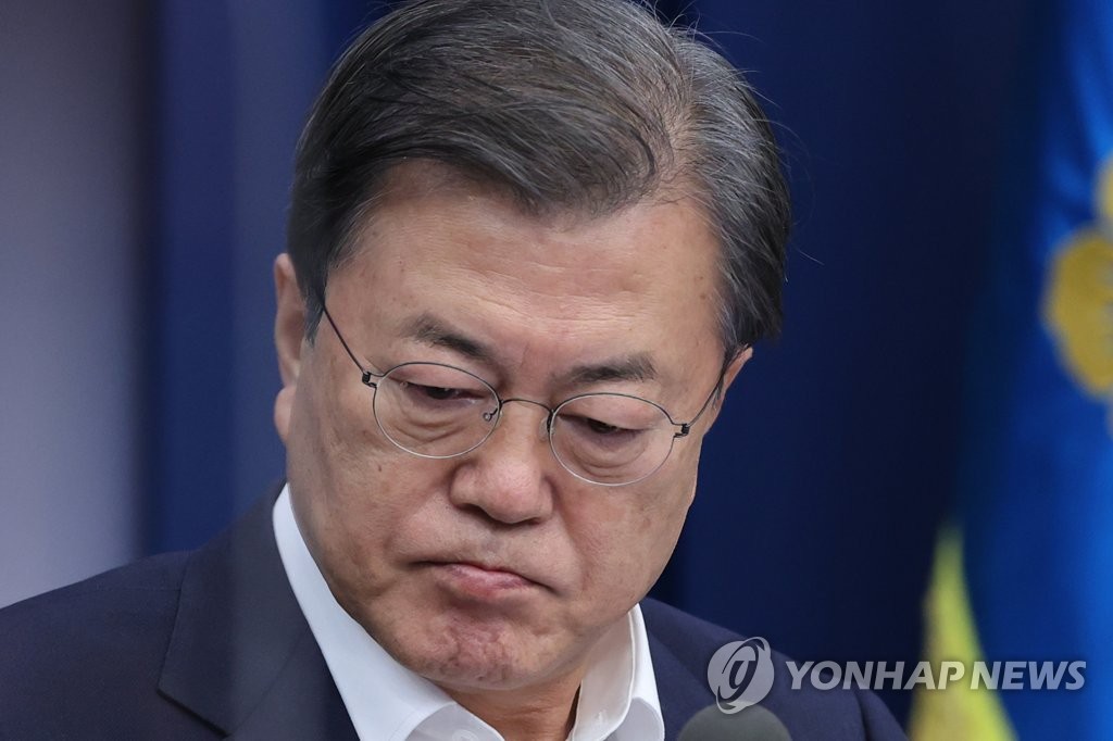 ▲President Moon Jae-in attends a meeting with his senior secretaries at Cheong Wa Dae in Seoul on Dec. 7, 2020. (Yonhap)▲