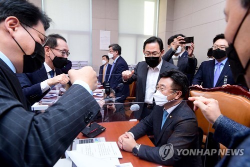 공수처법 개정안 통과에 항의하는 주호영과 김도읍