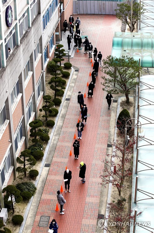 Students line up to take virus tests at a high school in Gwangju, 329 kilometers south of Seoul, on Dec. 10, 2020. (Yonhap)