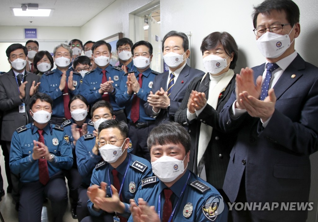 경찰청 근무자들과 기념촬영 하는 정세균 총리