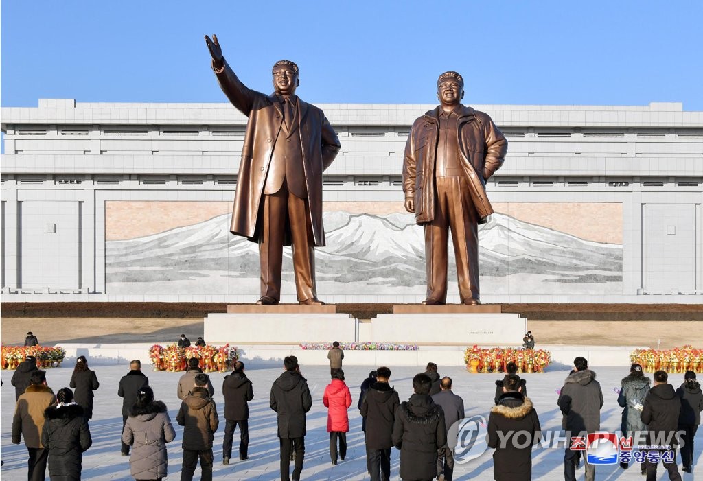 새해맞아 김일성·김정일 동상에 헌화하는 북한 주민들
