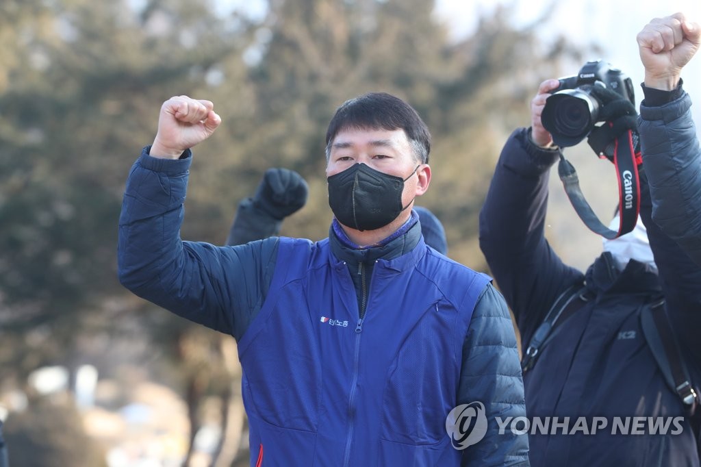 민중의례하는 양경수 민주노총 위원장
