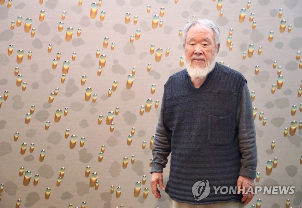 Kim Tschang-yeul, l'un des plus grands artistes modernes de Corée du Sud, bien connu pour ses peintures «gouttes d'eau», pose devant l'une de ses toiles lors d'un entretien avec l'agence de presse Yonhap dans sa résidence de Séoul, en octobre 2016. Il est décédé le 5 janvier 2021, à l'âge de 91 ans.