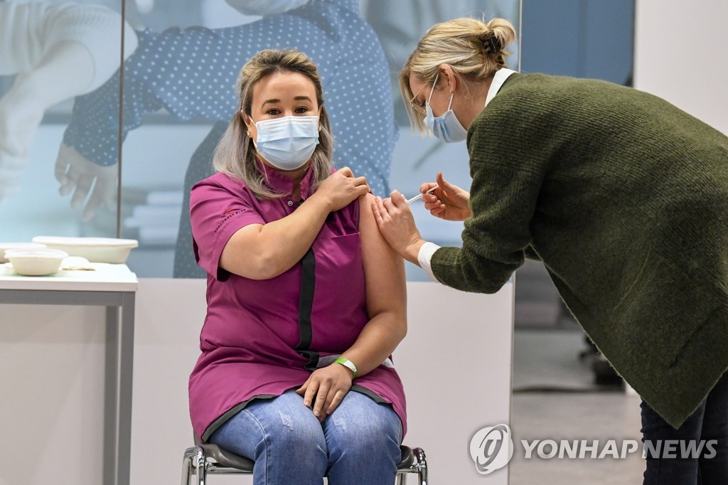 네덜란드에서 첫 화이자 코로나19 백신 맞는 의료종사자