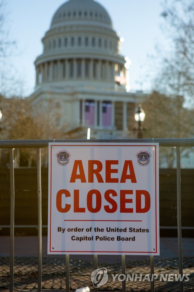 '접근 금지' 경고판 내걸린 미 연방 의사당 주변