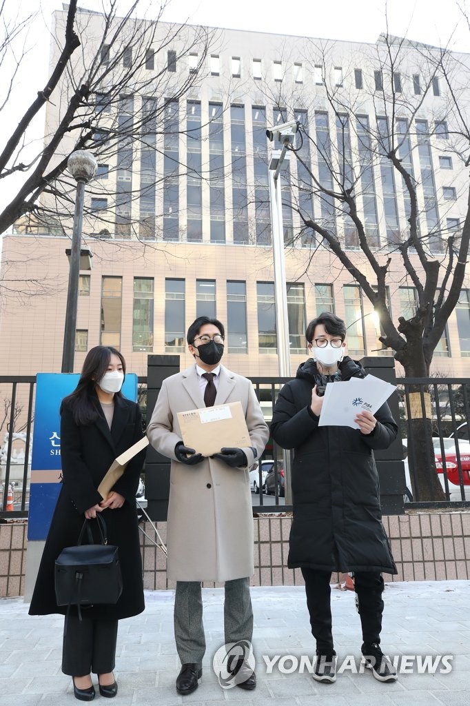 Park Joo-hyung (R), leader of the Pilates and Fitness Business Association, speaks after arriving at the Seoul Western District Court on Jan. 12, 2021, to file a class-action lawsuit against the government over losses suffered under COVID-19 business restrictions. (Yonhap)