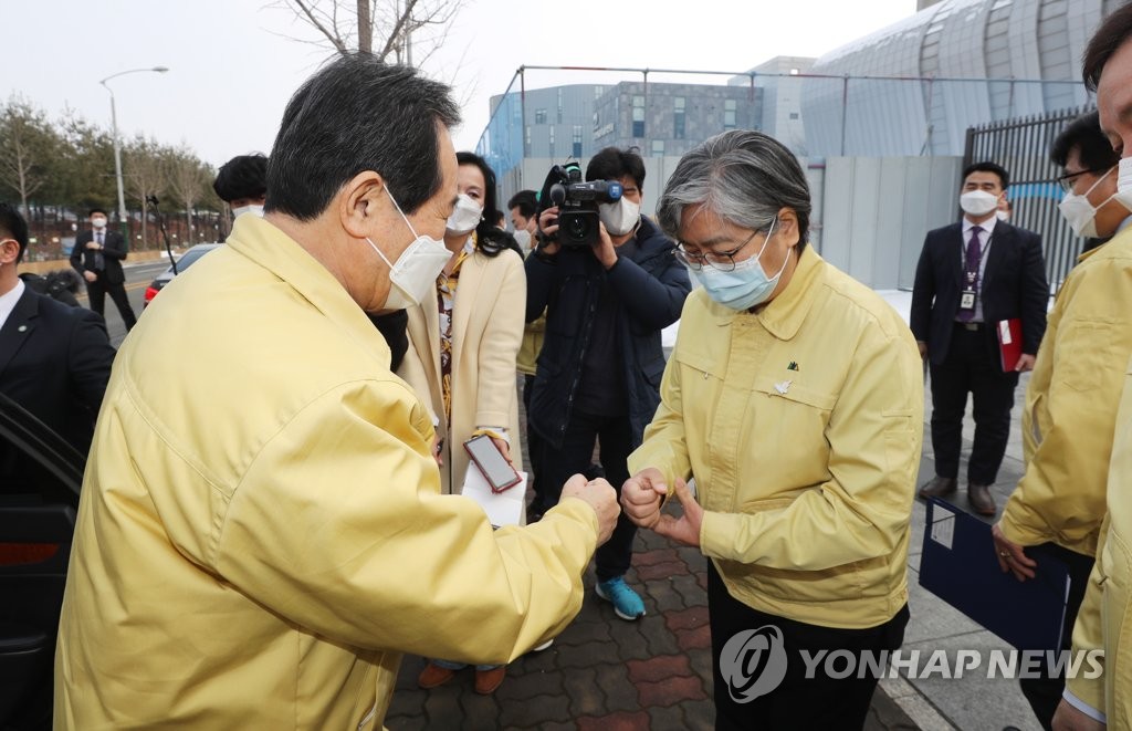 정세균 총리 '정은경 청장과 인사하며'