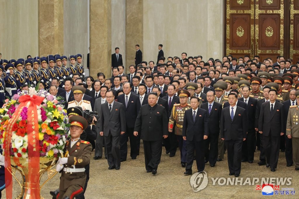 North Korea's leader Kim Jong-un (C) visits the Kumsusan Palace of the Sun in Pyongyang, the mausoleum for the country's former chiefs Kim Il-sung and Kim Jong-il, who are respectively the grandfather and the father of the current leader, on Jan. 12, 2021, in this photo released by the North's Korean Central News Agency the next day. (For Use Only in the Republic of Korea. No Redistribution) (Yonhap)