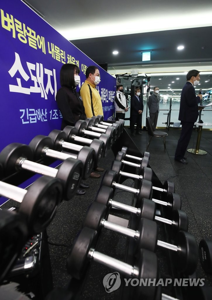 피트니스 센터에서 기자회견 하는 이종걸 후보
