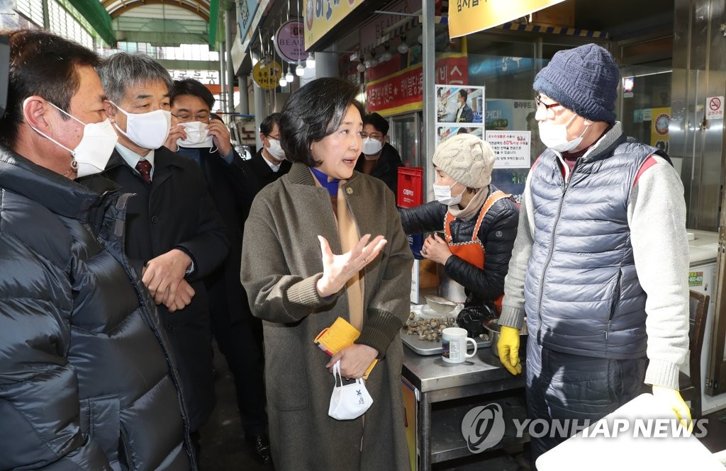 박영선 장관 재래시장에서 '버팀목자금' 집행 점검