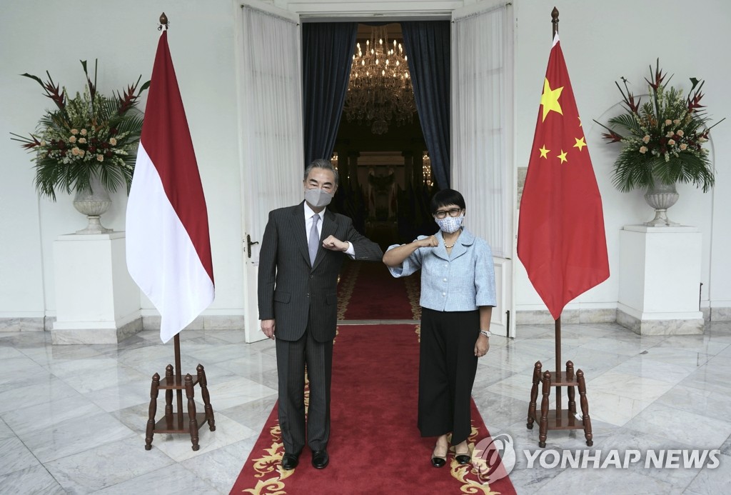 팔꿈치 인사 나누는 중국·인도네시아 외교장관