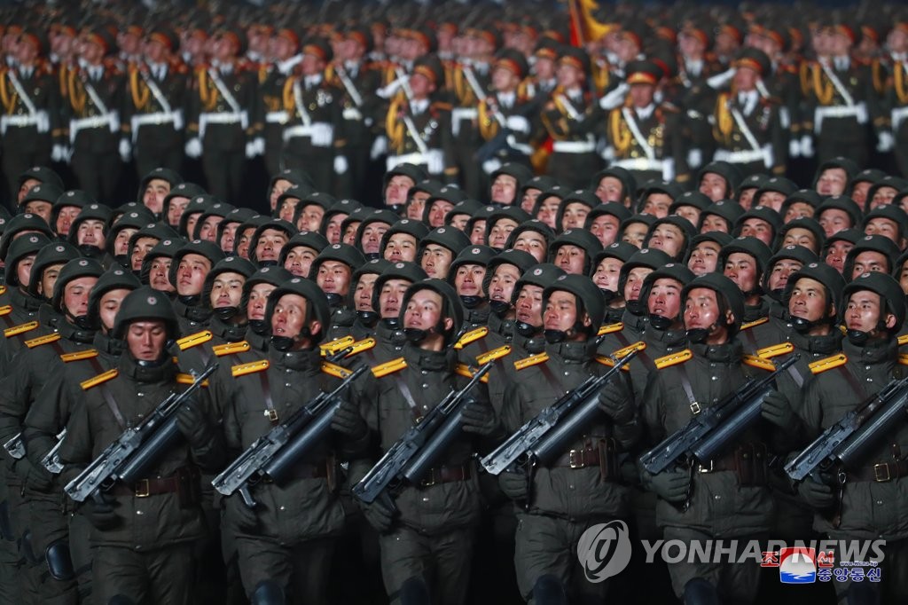 북한, 야간 열병식에서 군사력 과시