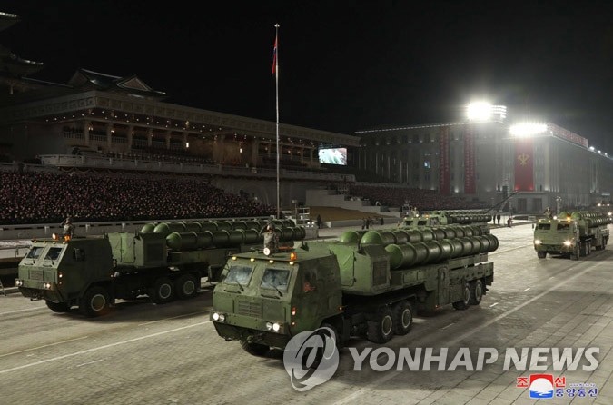 북한, 3개월 만에 열병식 열고 국방력 과시…지대지 미사일 추정 무기도