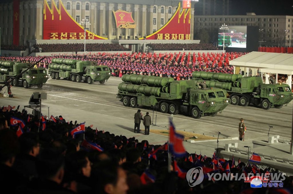 북한, 3개월 만에 열병식 열고 국방력 과시…지대지 미사일 추정 무기도