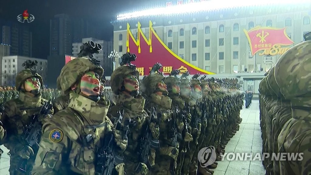 북한 당대회 기념 열병식…추위에 입김 내뱉는 북한군
