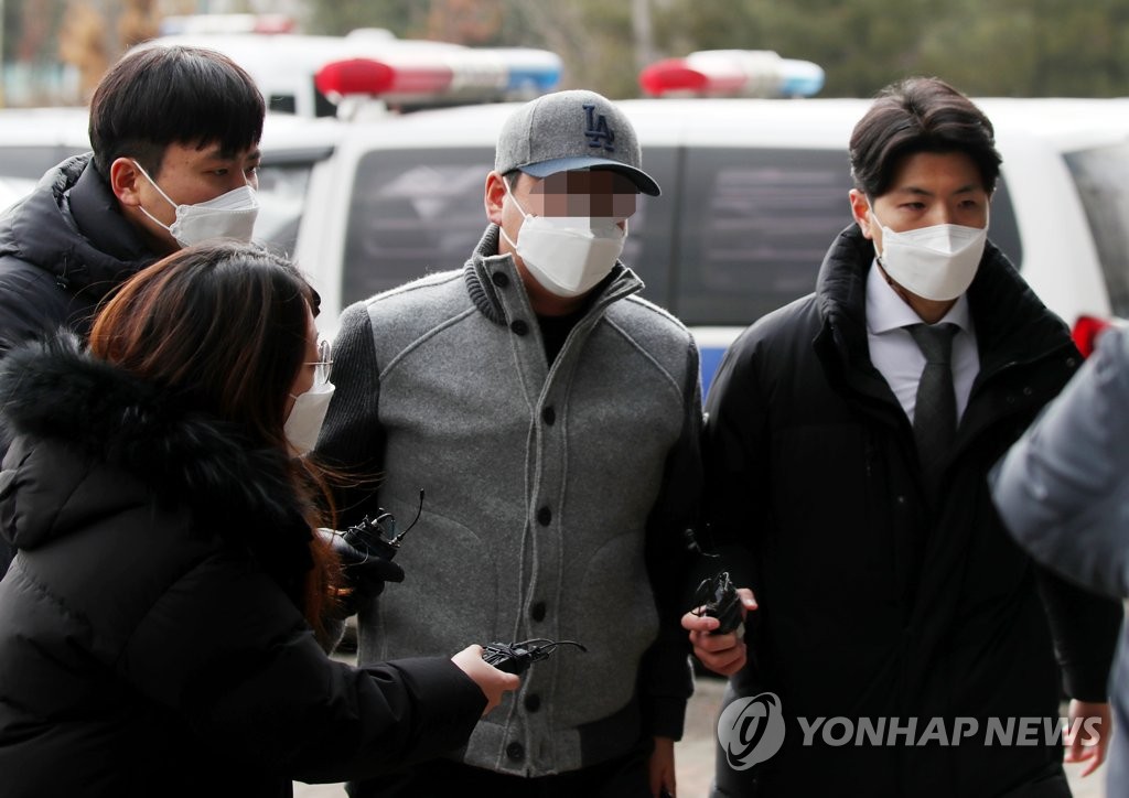 김포 아파트 경비원들 폭행한 30대 경찰 출석