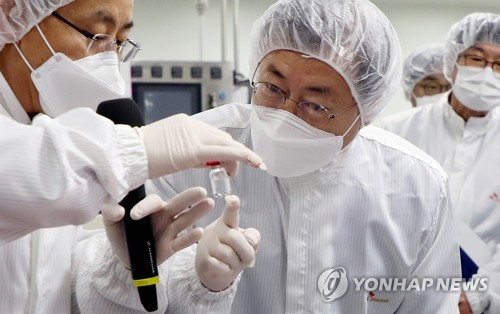 President Moon Jae-in (C) inspects the production of coronavirus vaccines at an SK Bioscience production facility in Andong, 270 kilometers southeast of Seoul, on Jan. 20, 2021. (Yonhap)