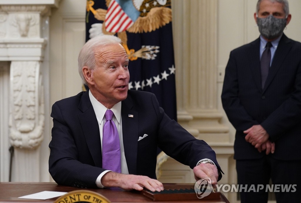 코로나19 대책 문답하는 바이든 미국 대통령
