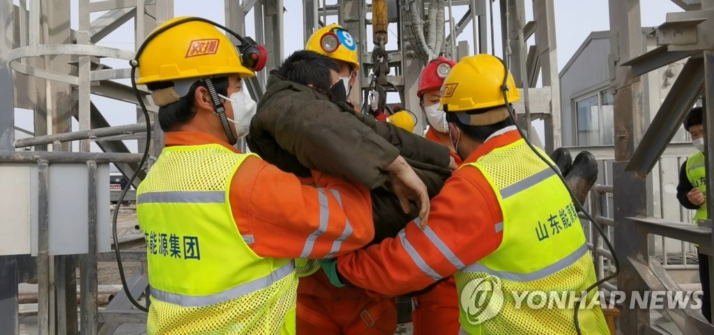 중국 금광 폭발사고 14일 만에 구조된 매몰 광부