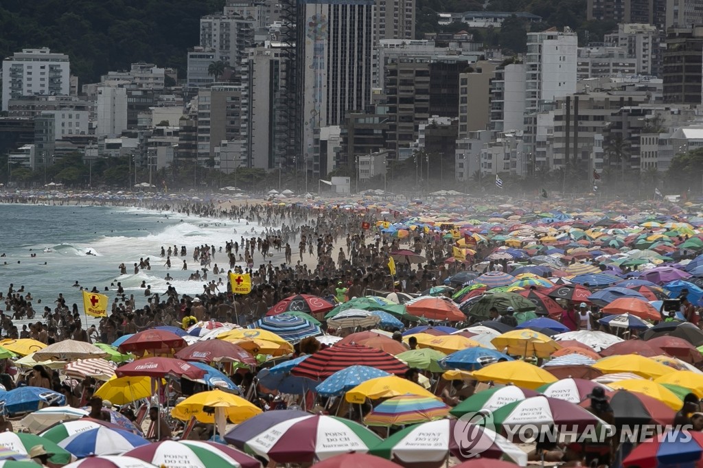 코로나19 재확산에도 인파로 붐비는 브라질 해변
