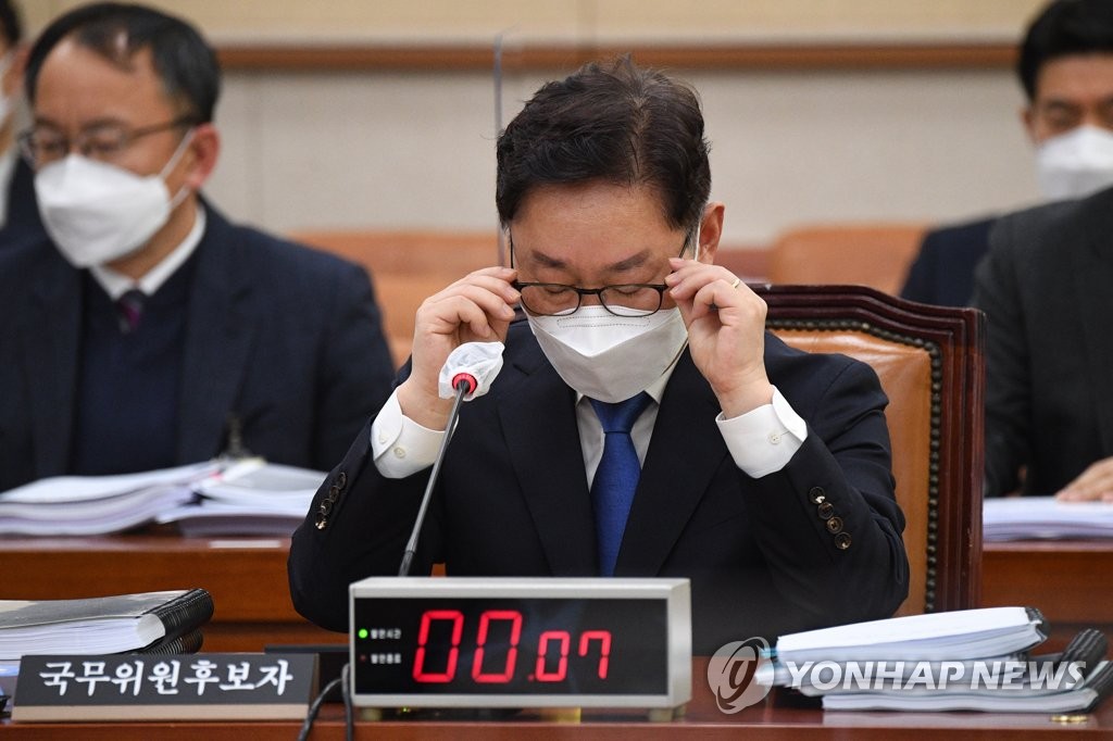 인사청문 질의듣는 박범계 후보자