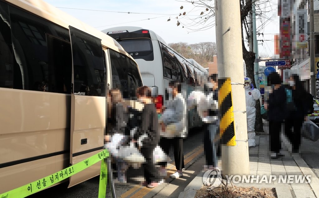 차량으로 이동하는 대전IEM국제학교 학생들