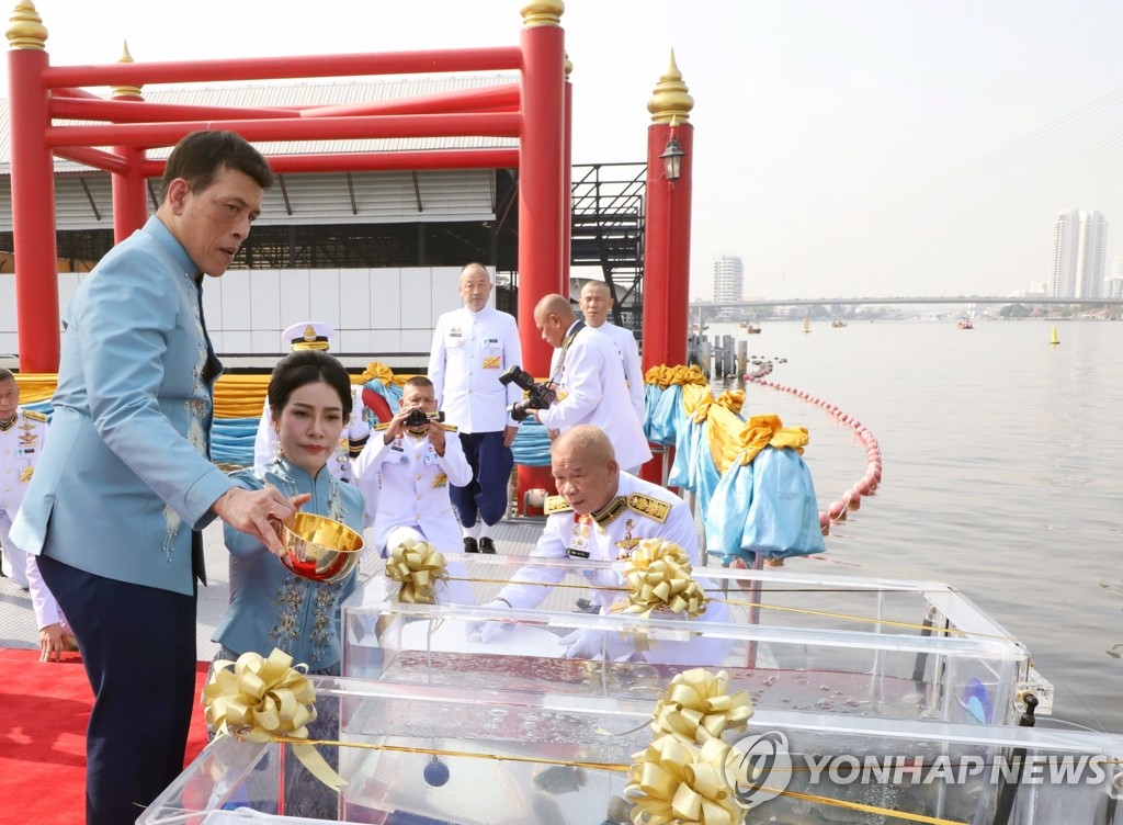 '배우자' 생일 맞아 물고기 방생하는 태국 국왕