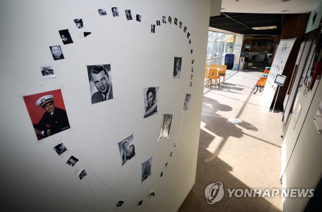 코로나19 여파로 휴관 중인 영화관