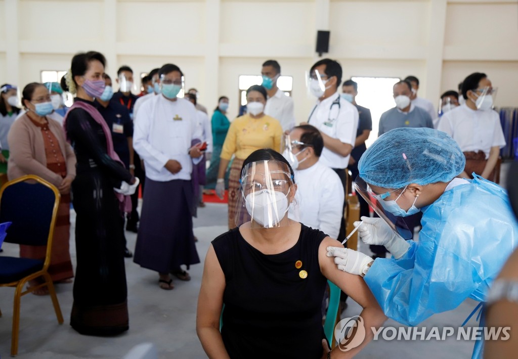 미얀마, 코로나19 백신 첫 접종…아웅산 수치 참관