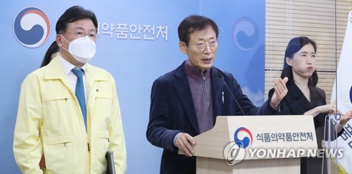 셀트리온 코로나19 치료제 회의 결과, 질문에 답하는 이동희 원장과 오일환 위원장