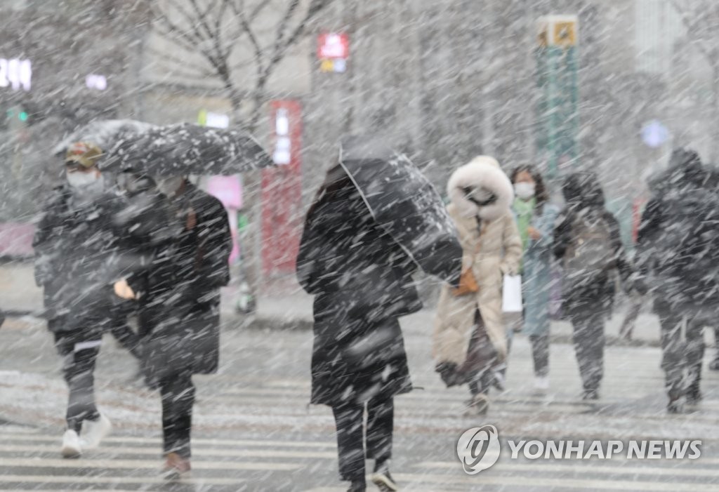 Heavy snow hits Seoul Heavy snow hits Seoul