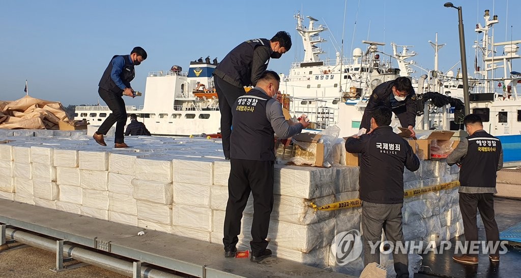 밀수한 중국산 담배 확인하는 해양경찰