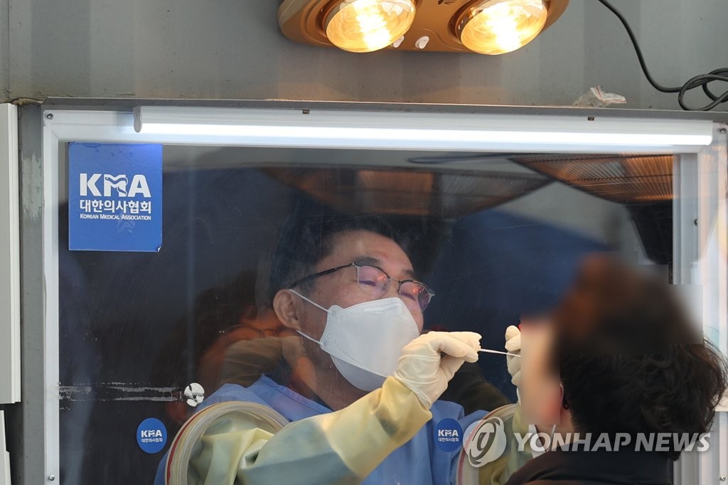 300명대 코로나19 신규 확진자