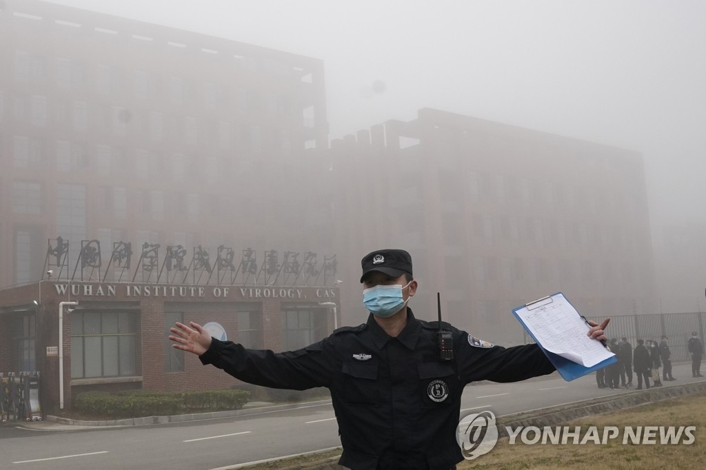 취재진의 중국 우한 바이러스 연구소 접근 막는 보안요원