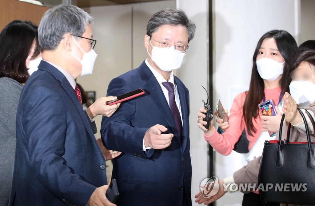 '국정농단 묵인·불법사찰' 우병우 2심서 징역 1년