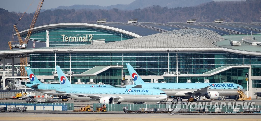 This file photo shows planes of Korea Air Lines Co. parked on the tarmac at Incheon International Airport, west of Seoul. (Yonhap) 