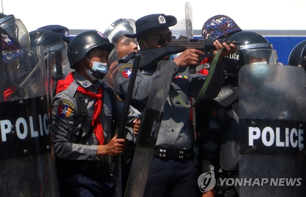 쿠데타 규탄 시위대에 총 겨누는 미얀마 경찰