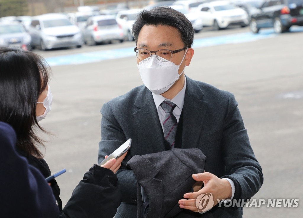 출근하는 김진욱 공수처장
