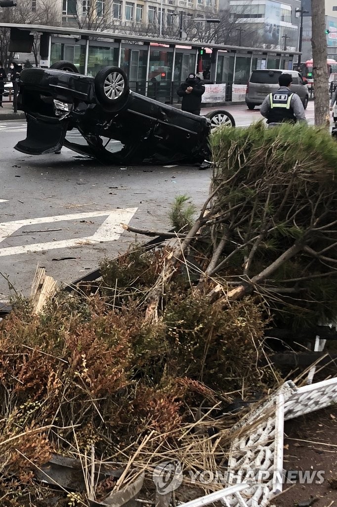 가드레일 들이받고 차량 전복