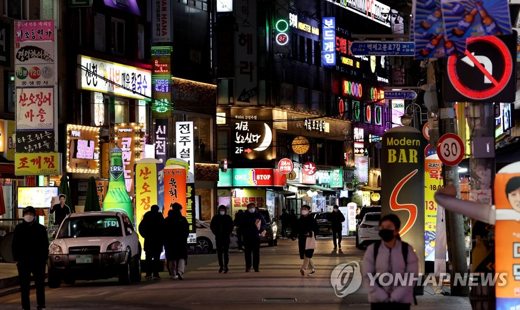 '오후 10시까지 영업' 불 밝힌 서울 잠실 번화가