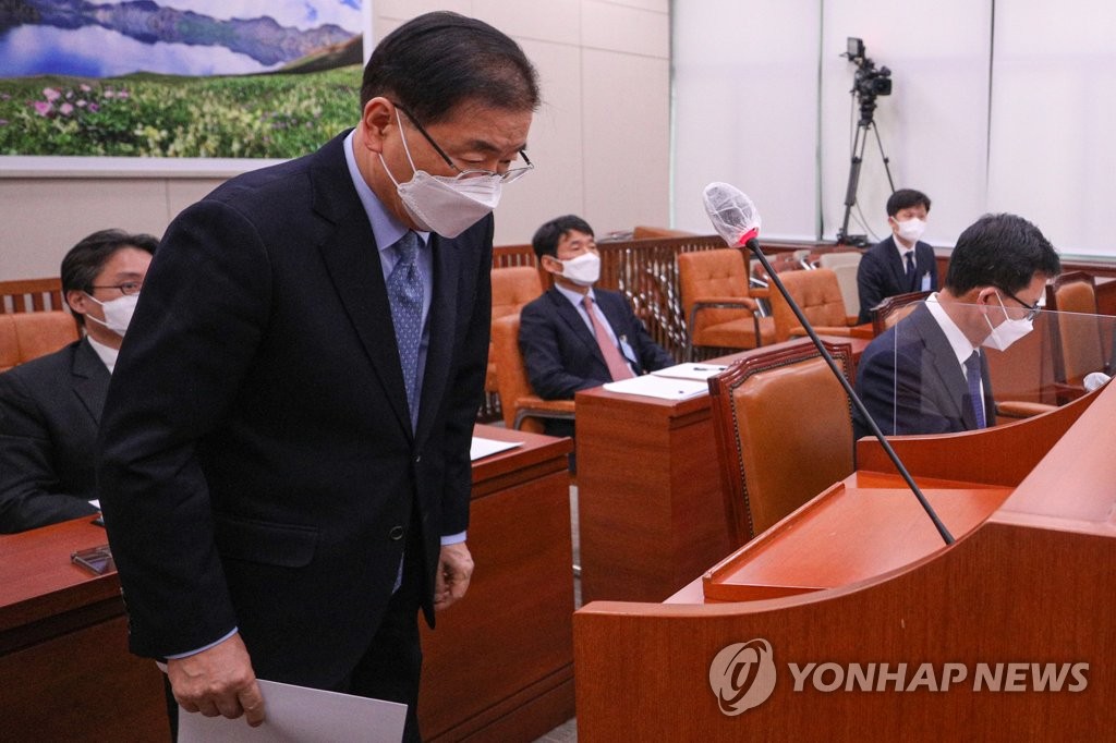 인사하는 정의용 외교부 장관
