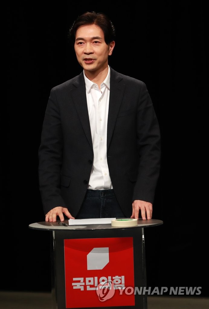 토론회 준비하는 박성훈