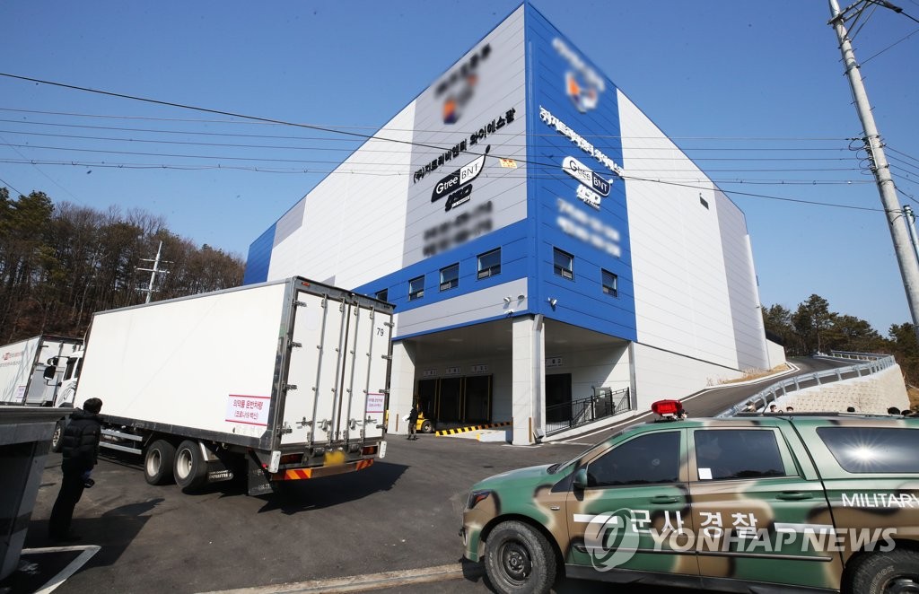 Escorted by a military police vehicle, a truck carrying COVID-19 vaccines arrives at a warehouse in the city of Icheon, south of Seoul, on Feb. 19, 2021, from a plant of South Korean bio firm SK Bioscience Co. in the southeastern city of Andong, as South Korea conducts a drill before beginning to administer AstraZeneca's vaccine to an initial group of people and patients at nursing homes and other high-risk facilities on Feb. 26. (Yonhap)