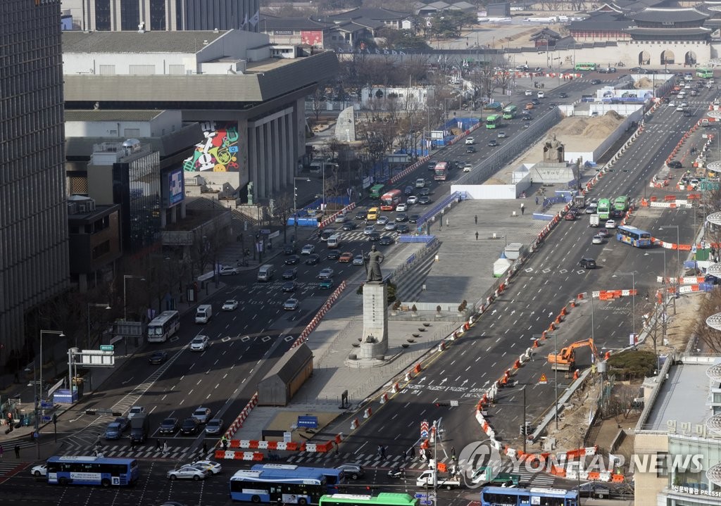 工事中の光化門広場一帯。６日から西側（写真左側）の道路が閉鎖される（資料写真）＝（聯合ニュース）